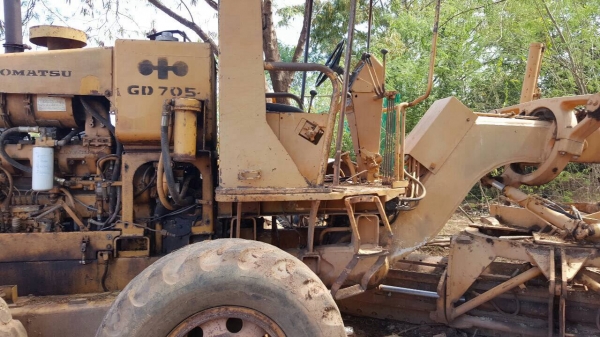 ขายรถเกรด KOMATSU GD705 เอกสารใบซื้อขาย รถใช้งานอยู่นะครับ