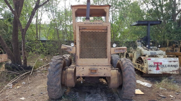 ขายรถเกรด KOMATSU GD705 เอกสารใบซื้อขาย รถใช้งานอยู่นะครับ