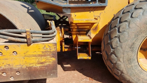 ขายรถบดสั่นสะเทือน STA W900D 4X4 เอกสารเล่มทะเบียนครบ รถใช้งานอยู่เป็นประจำ เครื่องแน่น ปั้มดี ราคาต่อรองได้ครับ