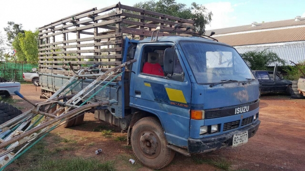 ขาย 6 ล้อ NPR59LK เครื่อง 4BD1 115 แรงม้า คัสซีสวยใช้ได้ สีต้องเก็บหน่อย ทะเบียนพร้อมโอน