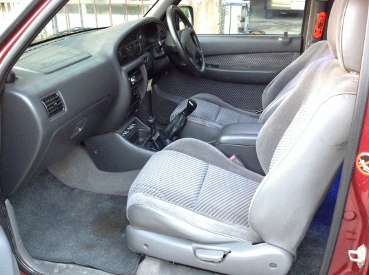 ฟอดเรนเจอ ปี 2002 4 ประตูโฟวิล เครื่อง 2500 ฟอดเรนเจอ ปี 2002 4 ประตูโฟวิล เครื่อง 2500