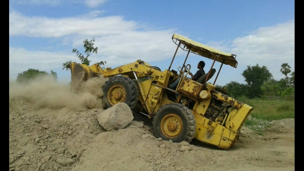 ยรถตักล้อยาง KOMATSU JH 30ขายรถตักล้อยาง KOMATSU JH 30  รถสภาพพร้อมใช้งาน ราคา 288,000 บาท คูณ ชัยยา สตึก โทร 044-666729 089-8451778