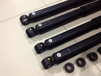 โช็คป้ายแดง รีโว ถอดจากจากศูนย์ มี 2 คู่ / คู่ละ 2200 บาท ตจวส่งได้ครับ