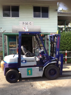+++ ขายโฟล์คลิฟท์  KOMATSU FD25-11  ขนาด  2.5  ตัน  (รถสภาพดี  พร้อมใช้  8000  ชม.)  เครื่องยนต์ดีเวล  ISUZU  เสา  3  เมตร  เกียร์ธรรมดา  งา 1,070  มม.  ยางตัน