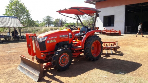 ขายรถไถคูโบต้าL3008อุปกรณ์ดันหน้าผานห้า22นิ้ว