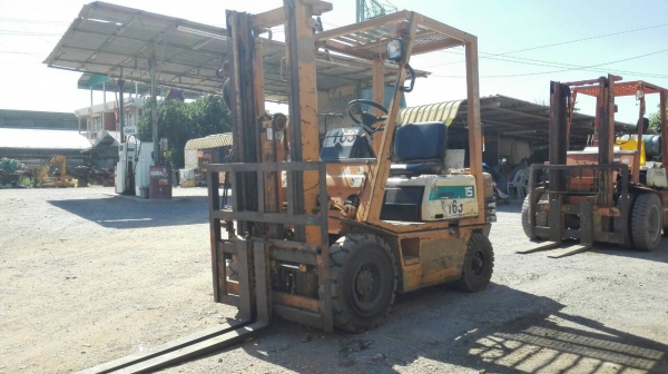 Sell> KOMATSU FD15-15 เครื่องอีซูสุ ดีเซล เกียร์ออโต้ ยก 1.5 ตัน. สูง 3 ม. งาสไลด์ซ้าย-ขวา. มีเสากลางวิ่งในตู้คอนเทรนเนอร์ได้สบายๆ ครับ