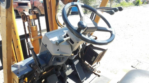 Sell> KOMATSU FD15-15 เครื่องอีซูสุ ดีเซล เกียร์ออโต้ ยก 1.5 ตัน. สูง 3 ม. งาสไลด์ซ้าย-ขวา. มีเสากลางวิ่งในตู้คอนเทรนเนอร์ได้สบายๆ ครับ