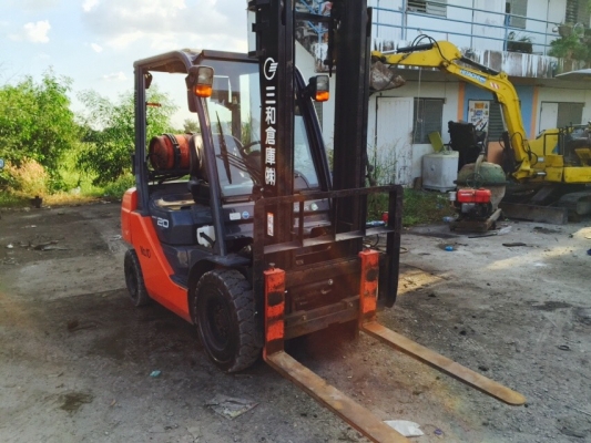 ขายรถฟอล์คลิฟต์ TOYOTA 8FG20 เบนซิน+LPG  เกียร์ออโตเมติค   ยางตันใหม่  4  เส้น.เสาสูง3.5 เมตร.งาสไลด์