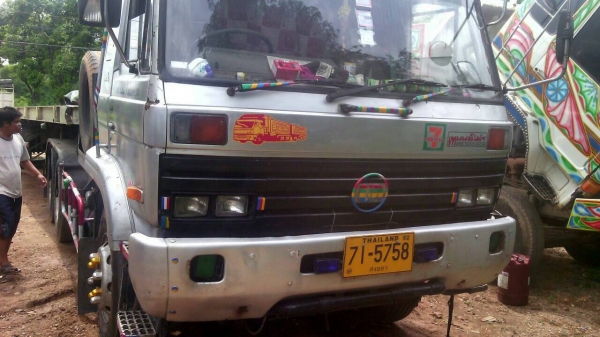 22ล้อ..หัวหาง หัวลาก290แรงและหางพื้นเรียบ3คาน..รถสวย ดูแลดี...