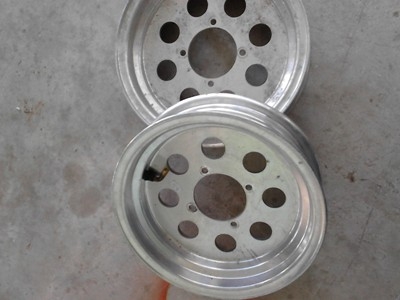 ขายล้อมีเนียมขอบ 10 กว้าง 3.5 นิ้ว ราคา 1000 บาทเป็นคู่ครับ