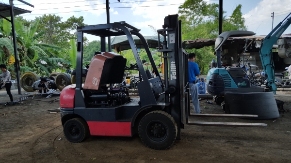 ขายรถยกดีเซล2.5ตัน..เลี้ยวไฮโดรลิค