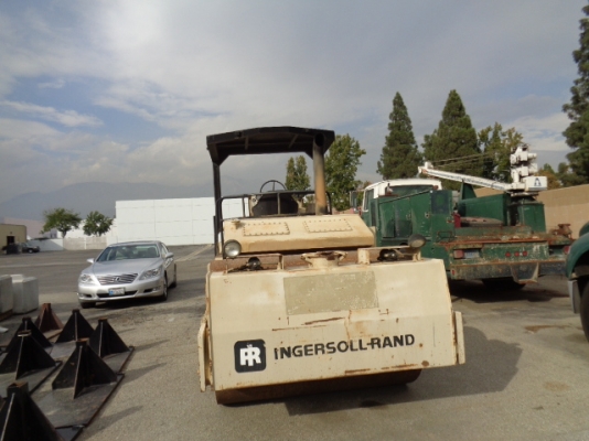 รถบด 2 ล้อเหล็ก Ingersoll Rand DD90 สภาพดี* (USA) สนใจโทร. 080-6565422 (หนิง)