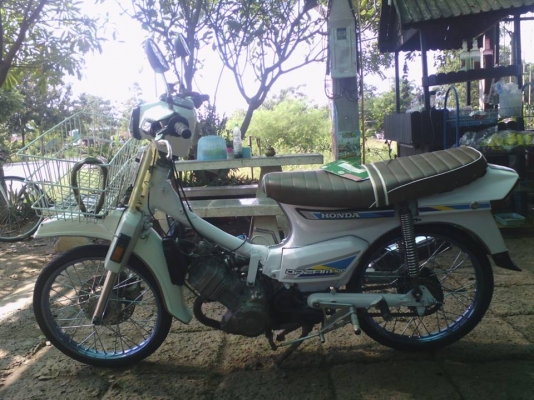 ขาย ดรีมคุรุ สีขาวเครื่องโซ125 (มีเล่มทะเบียน)รถพร้อมใช้งาน ค่าตัว 8000 บาท สนใจโทร.089-8054390 โอ๋ อยู่จังหวัด ลพบุรี