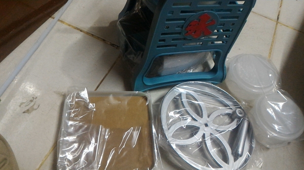 เครื่องทำน้ำแข็งใสเกล็ดหิมะของใหม่ เป็นแบบมือหมุน วัสดพลาติกอย่างดีที่ใช้กับอาหาร