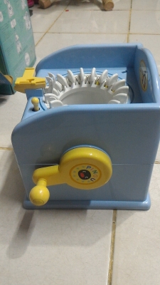 เครื่องทอผ้าระบบอัตโนมัติจากไหมพรหมก้อนเดียว เป็นแบบหมุนด้วยมือ