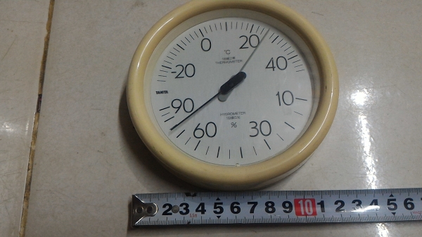 เครื่องวัดอุณหภูมิและความชื่นแบบติดผนัง ไม่ใช้ไฟฟ้า บอกค่าต่างบนหน้าปัด