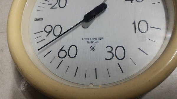 เครื่องวัดอุณหภูมิและความชื่นแบบติดผนัง ไม่ใช้ไฟฟ้า บอกค่าต่างบนหน้าปัด