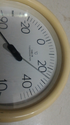 เครื่องวัดอุณหภูมิและความชื่นแบบติดผนัง ไม่ใช้ไฟฟ้า บอกค่าต่างบนหน้าปัด