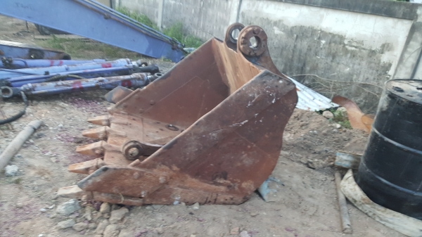 ขายด่วน บุ้งกี๋ใหญ่พิเศษใส่ KOMATSU PC200