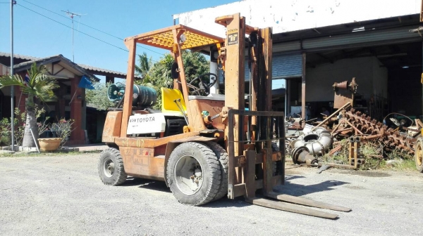 Sell> TOYOTA 4 FG GL20 ล้อหน้าคู่ เบนซิน ติดแก๊ส ยก 2 ตัน.สูง 3 เมตร.