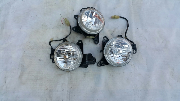 ไฟสปอร์ตไลท์ เป็นไฟในกันชน 12V มี 3 ดวงๆ ละ 400 บาท ไฟสปอร์ตไลท์ เป็นไฟในกันชน 12V มี 3 ดวงๆ ละ 400 บาท