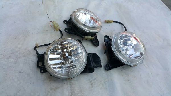 ไฟสปอร์ตไลท์ เป็นไฟในกันชน 12V มี 3 ดวงๆ ละ 400 บาท ไฟสปอร์ตไลท์ เป็นไฟในกันชน 12V มี 3 ดวงๆ ละ 400 บาท