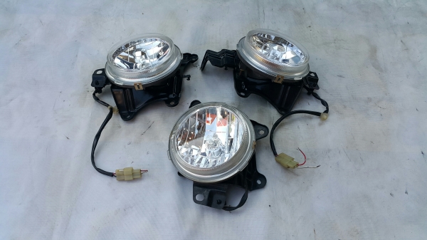 ไฟสปอร์ตไลท์ เป็นไฟในกันชน 12V มี 3 ดวงๆ ละ 400 บาท