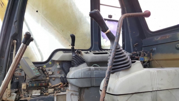 ขายแบคโฮ KOMATSU PC200-6 เอกสารเล่มทะเบียนครบ ไฟเต็ม รถพร้อมใช้ ราคาต่อรองได้