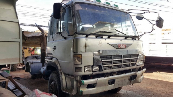 ขายตามสภาพ หัวลาก HINO 3 ใบปัด เครื่อง EK100 260 แรงม้า ล้อมีให้ครบ เล่มทะเบียนพร้อมโอนครับ