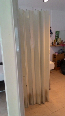 ฉากกั้นห้อง ยาว 2.5 x 2 เมตร พร้อมราง เเละฉากกั้นห้องยาว 1.5 x 2 เมตร พร้อมราง ขายรวมกัน 2 ชุด ราคา 1800 บาท