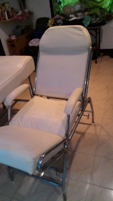 เตียงสปา 1 ตัว เเละ เก้าอี้นวดหน้า อีก 1 ตัว ขาย 2 ตัวรวมกัน 1200 บาท