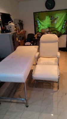 เตียงสปา 1 ตัว เเละ เก้าอี้นวดหน้า อีก 1 ตัว ขาย 2 ตัวรวมกัน 1200 บาท