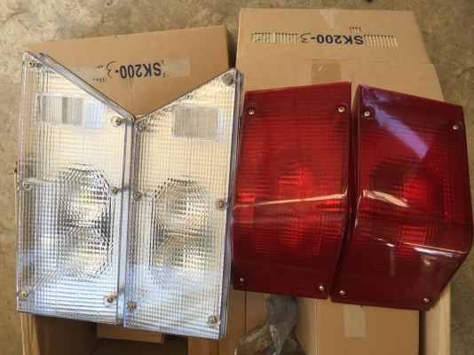 ขาย ไฟท้าย KOBELCO SK200-3 มาครทรี ของใหม่ คู่ล่ะ 12000