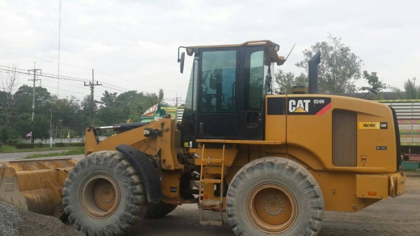 ขายรถตักล้อยาง CAT 924H เอกสารเล่มทะเบียน 4798 ชม.