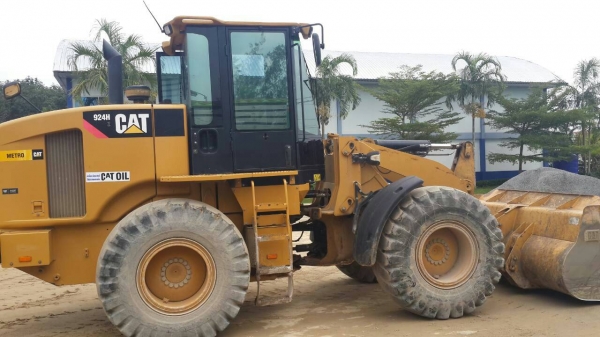 ขายรถตักล้อยาง CAT 924H เอกสารเล่มทะเบียน 4798 ชม.