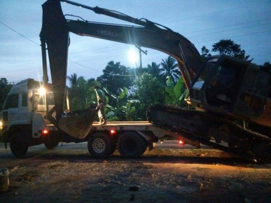 ขายรถแบคโฮ HITACHI EX200-2 ระบบไฟแมกปั๊ม เอกสารเล่มทะเบียน ราคา 650000