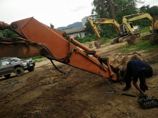 ขายรถแบคโฮ HITACHI EX200-2 ระบบไฟแมกปั๊ม เอกสารเล่มทะเบียน ราคา 650000