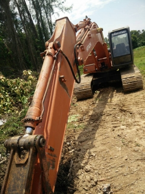 ขายรถแบคโฮ HITACHI EX200-2 ระบบไฟแมกปั๊ม เอกสารเล่มทะเบียน ราคา 650000