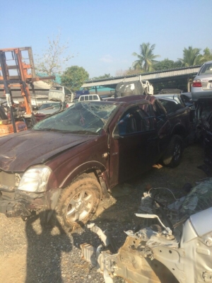 ซากดีเเมกด์ 4 ประตู เครื่อง2500 ปี05 SX เเยกขายอะไหลทั้งหมดสนใจสอบถามได้มีหลายรุ่นทั้งเก๋งเเละกระบะ รับซื้อรถอุบัตเหตุทุกสภาพ