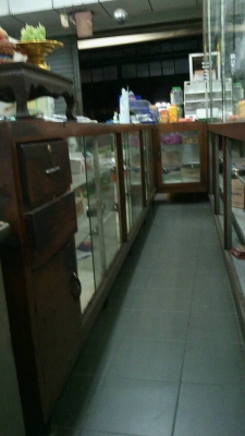 ตู้ร้านขายยามีทั้งร้าน ตู้ร้านขายยามีทั้งร้าน