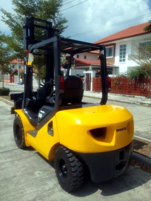 ขายโคมัตสุ 3 ตันเกียร์ออโต้ เสา 4 เมตร ติดงาหมุน 081-3535-948