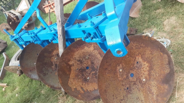 หางสี่ใส่รถไถหอน์ดใบเต็ม