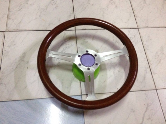 ขายพวงมาลัยไม้ IFRA made in italy แท้ ขนาด13.5 นิ้ว  ราคา1800บาท สภาพสวยมีลอยนิดหน่อย โทร0924462525โส