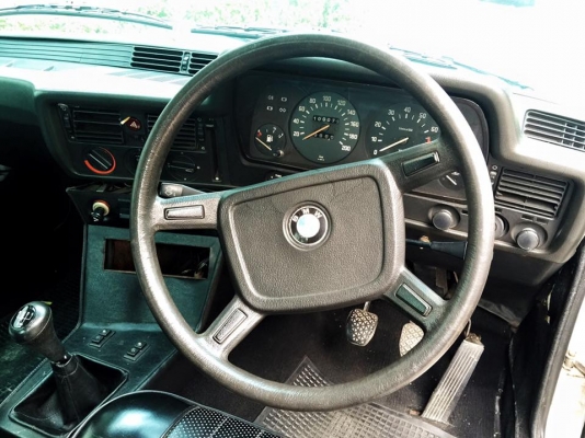 ขาย BMW E21 สีขาว เดิมๆเครื่อง M10 5 เกียร์ ปะผุทำสีมาแล้ว ภายในเบาะหนังสีดำเดิม