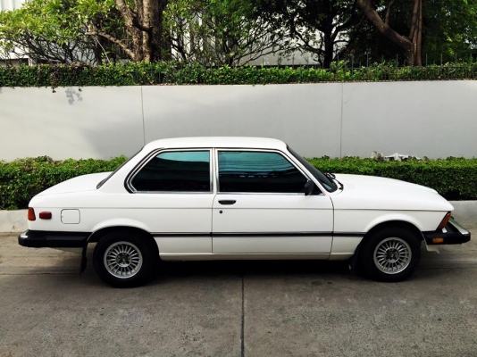 ขาย BMW E21 สีขาว เดิมๆเครื่อง M10 5 เกียร์ ปะผุทำสีมาแล้ว ภายในเบาะหนังสีดำเดิม