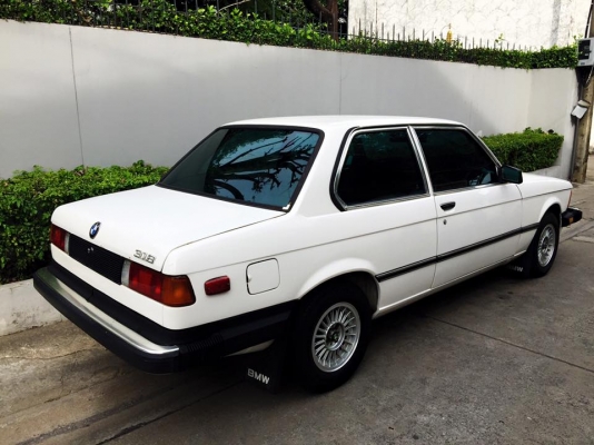 ขาย BMW E21 สีขาว เดิมๆเครื่อง M10 5 เกียร์ ปะผุทำสีมาแล้ว ภายในเบาะหนังสีดำเดิม