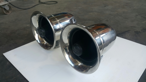 ลำโพงขยายเสียง ใช้ติดในรถ นอกรถ ใช้ต่อกับไมโครโฟน ตัวละ 1,800 บาท