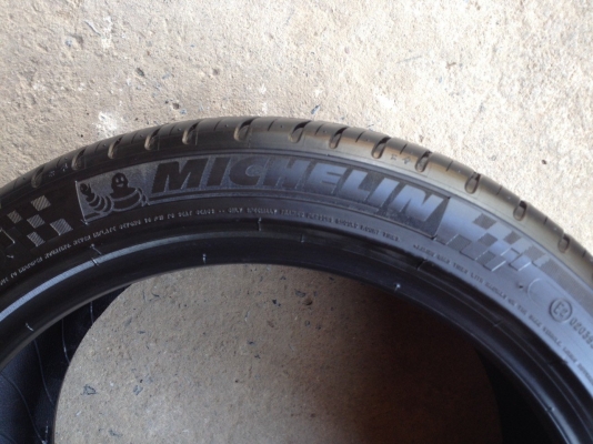 MICHELIN Pilot Sport3 215 45R17ปี2014 สภาพสวยมากๆดอกเยอะมากๆ MICHELIN Pilot Sport3 215 45R17ปี2014 สภาพสวยมากๆดอกเยอะมากๆ