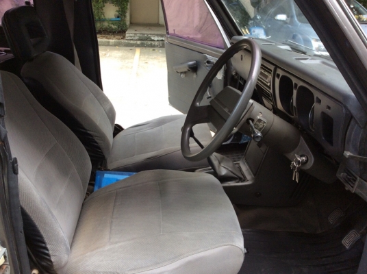 รถมาสด้า แฟมิเลีย มือเดียวป้ายแดง ปี92 เครื่อง 1.3 เกียร์ธรรมดา 5เกียร์ ภายในเดิมๆสะอาดแอร์หนาว วิทยุCD ตัวถังเดิมๆบางเดิมทั้งคันไม่มีชน ยางใหม่ แบตใหม่ ห้องเครื่องเดิมคัสซีดี เครื่องแน่นช่วงล่างดี รถขับดีครับ พร้อมใช้ เจาะทะลุจากโรงงานตั้งแต่ป้ายแดแจ้งปร