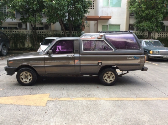 รถมาสด้า แฟมิเลีย มือเดียวป้ายแดง ปี92 เครื่อง 1.3 เกียร์ธรรมดา 5เกียร์ ภายในเดิมๆสะอาดแอร์หนาว วิทยุCD ตัวถังเดิมๆบางเดิมทั้งคันไม่มีชน ยางใหม่ แบตใหม่ ห้องเครื่องเดิมคัสซีดี เครื่องแน่นช่วงล่างดี รถขับดีครับ พร้อมใช้ เจาะทะลุจากโรงงานตั้งแต่ป้ายแดแจ้งปร